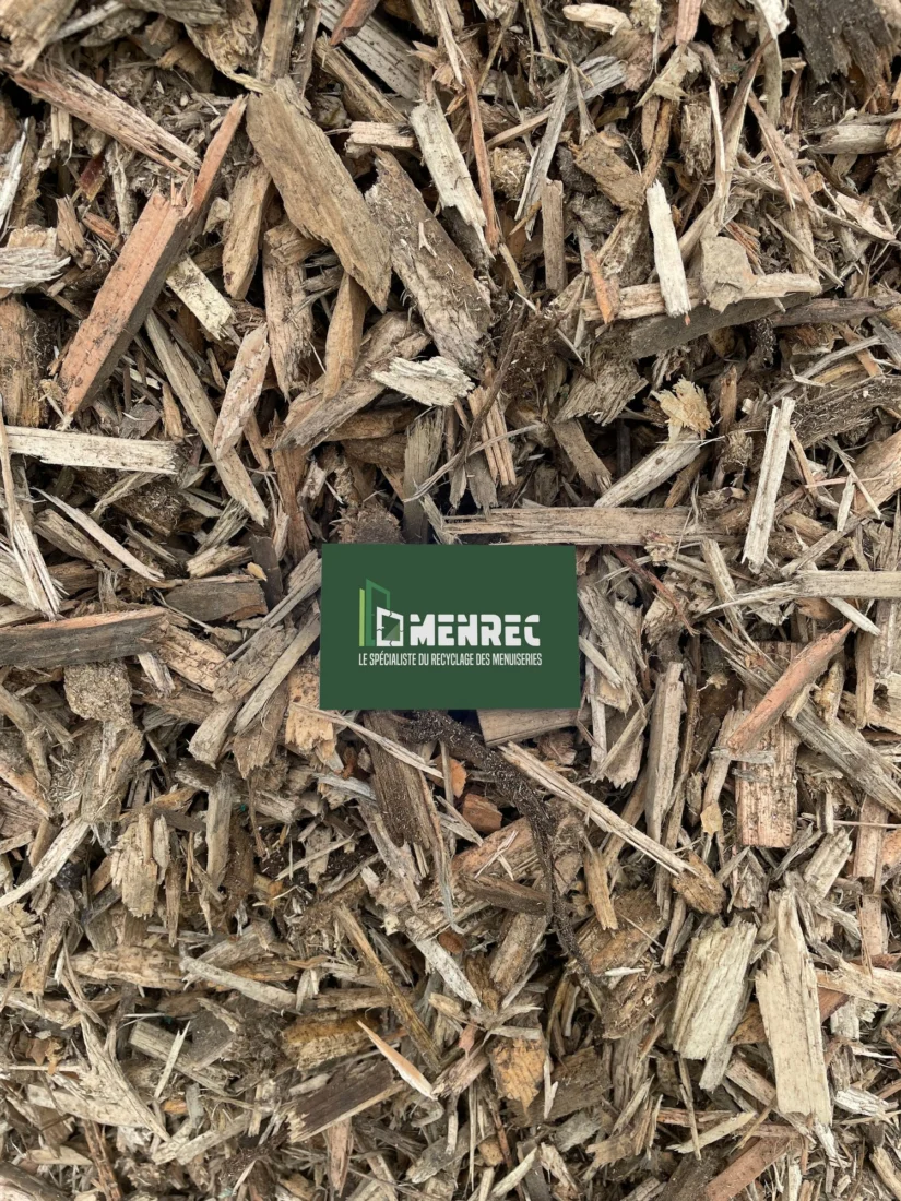 Broyat de bois issu des menuiseries recyclées par MENREC