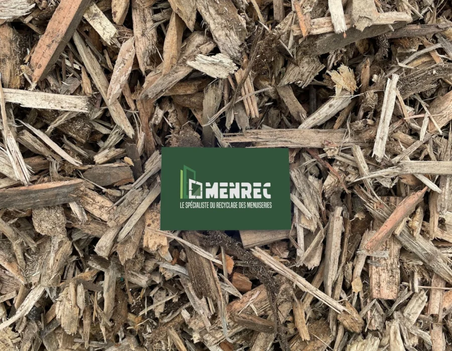 Broyat de bois issu des menuiseries recyclées par MENREC