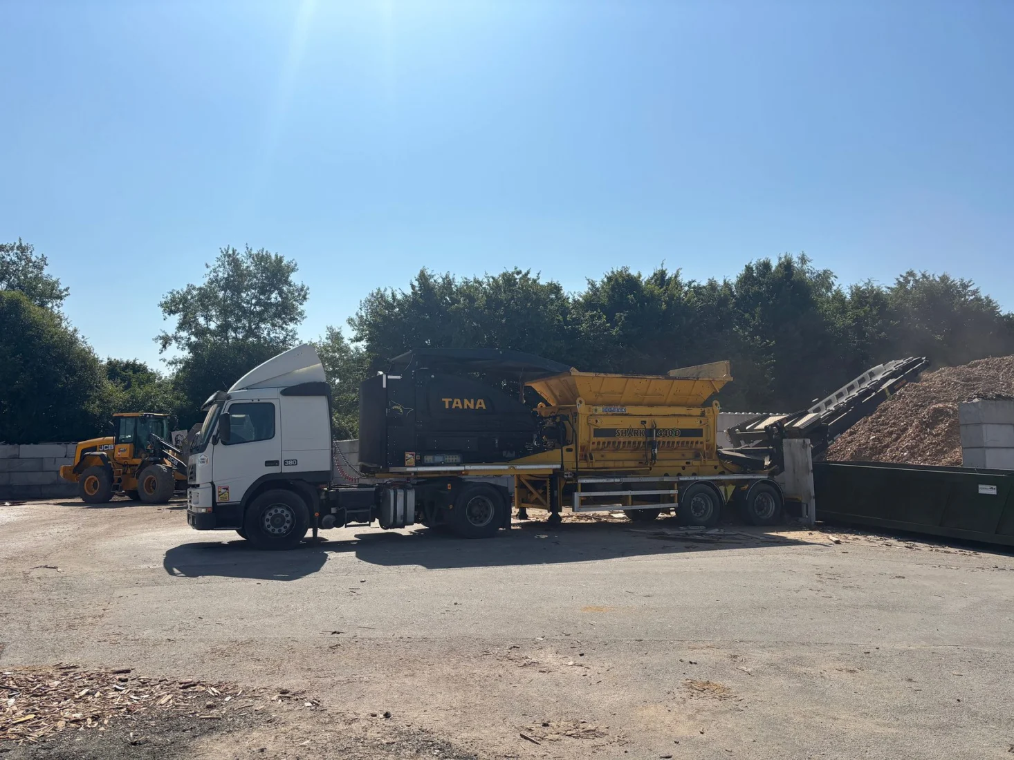 Broyeur et crible sur le site MENREC de Saint-Allouestre
