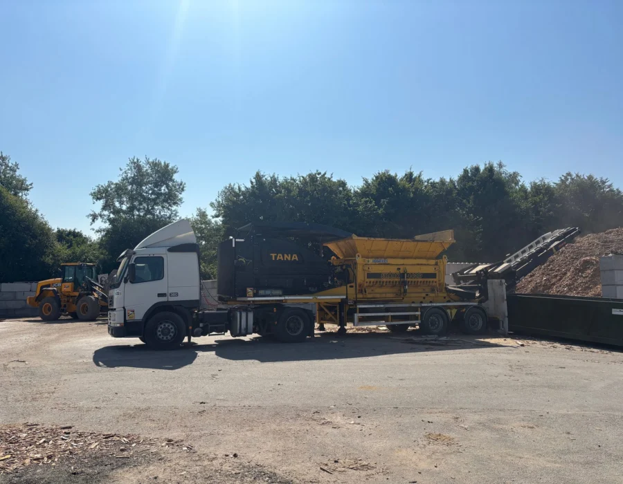 Broyeur et crible sur le site MENREC de Saint-Allouestre