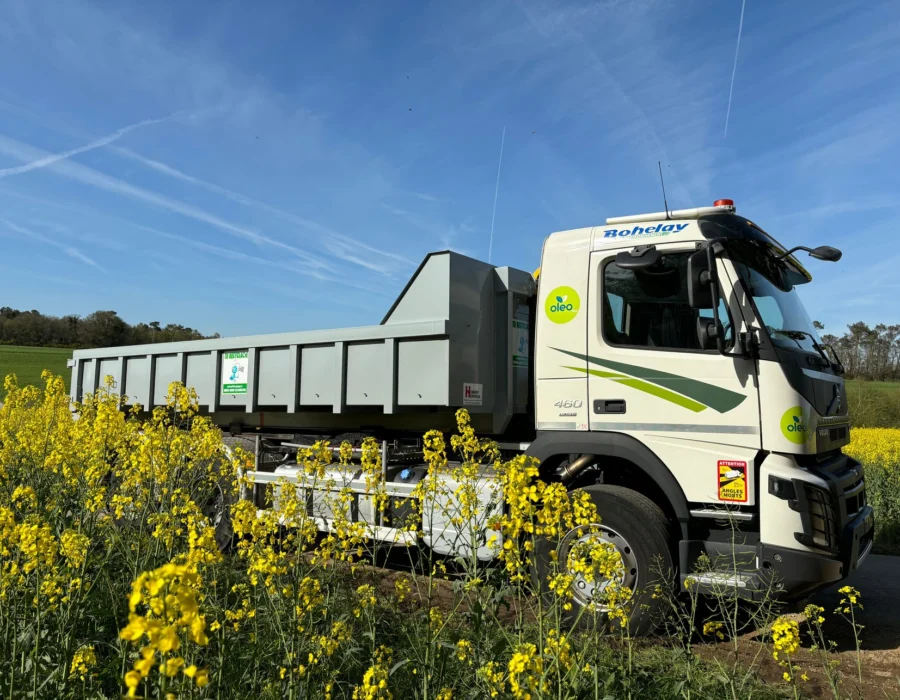 Camion ampliroll MENREC dans un champ de colza