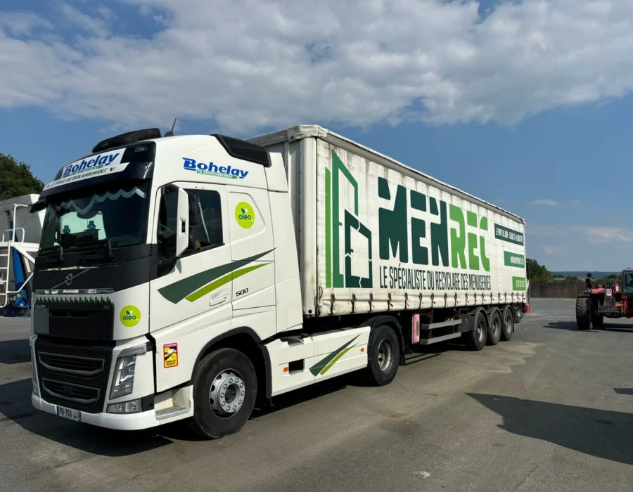 Semi-remorque MENREC dédiée à la collecte des racks de menuiseries