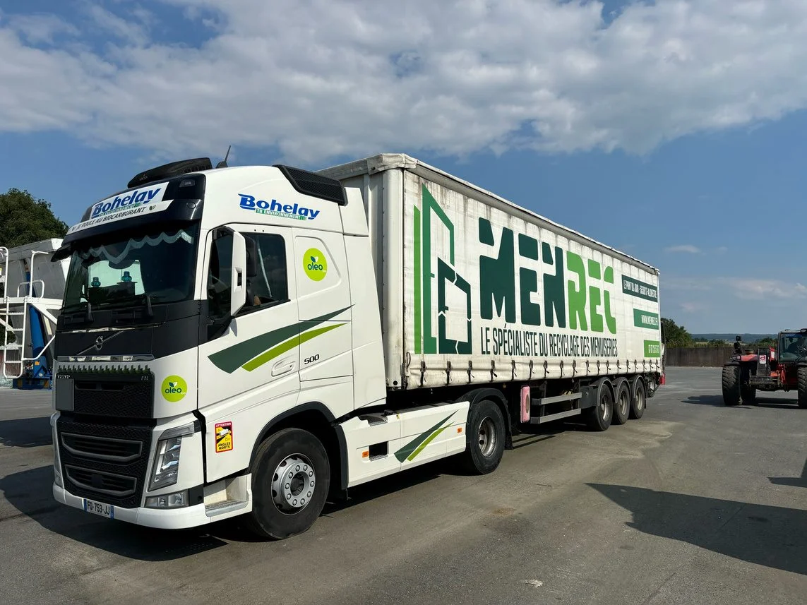 Semi-remorque MENREC dédiée à la collecte des racks de menuiseries